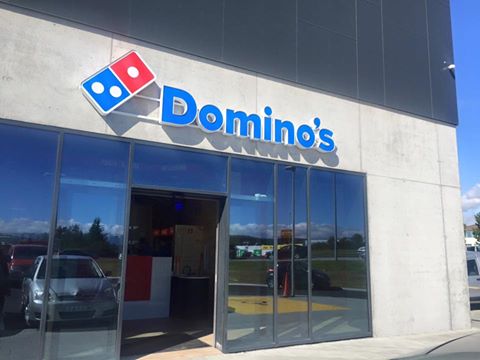 Fyrsta verslun Domino’s Pizza á Íslandi var opnuð þann 16. ágúst 1993 að Grensásvegi 11 í Reykjavík.